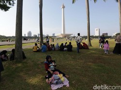 Monas Kembali Dipenuhi Warga Saat Tebet Eco Park Ditutup Sementara
