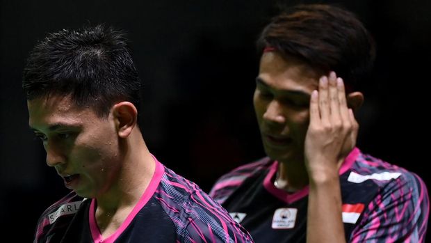 Pebulu tangkis ganda putra Indonesia Muhammad Rian Ardianto (kiri) dan Fajar Alfian bersiap melakukan servis ke arah ganda putra China Liu Yu Chen/Ou Xuan Yi dalam laga Perempat Final Indonesia Open 2022 di Istora Senayan, Jakarta, Jumat (17/6/2022). Fajar Alfian/Muhammad Rian Ardianto gagal ke Semifinal usai kalah 18-21, 18-21. ANTARA FOTO/Sigid Kurniawan/wsj.