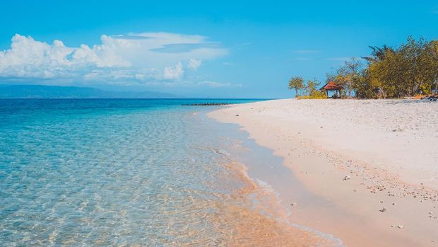 Gili Kondo is a small island which is on the north side of Mataram, to be precise Sambelia area, Lotim.