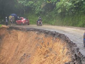 Jalan di Cianjur Selatan Amblas, Arus Lalin Ditutup 2 Pekan Jalan di Cianjur Selatan Amblas, Arus Lalin Ditutup 2 Pekan