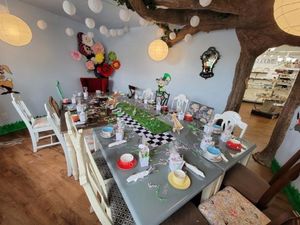 Ngopi Bak Negeri Dongeng di Kafe Bertema Alice in Wonderland Ini