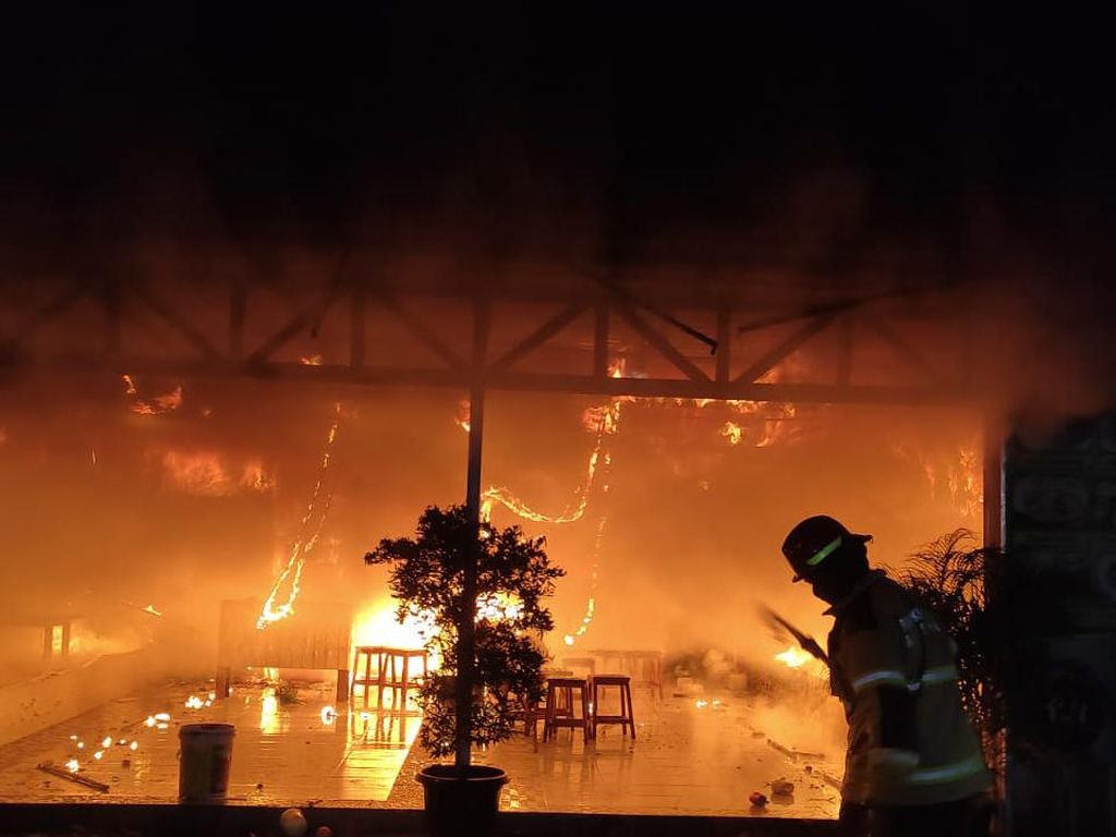 Pasar Bantergebang Bekasi Kebakaran, 4 Kios Hangus Terbakar
