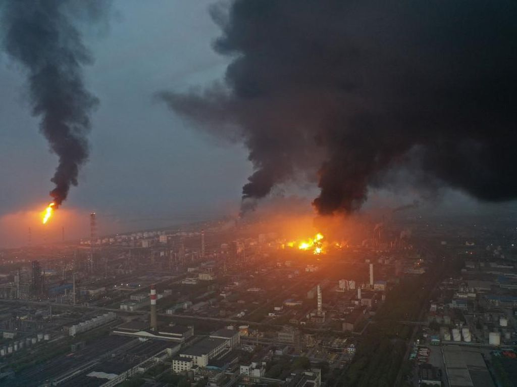 Ledakan Pabrik Kimia Shanghai Tewaskan 1 Orang, Picu Asap Pekat di Langit
