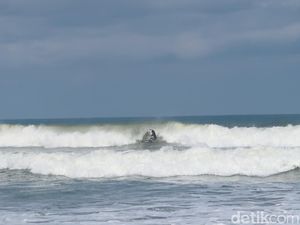 Waspada! Gelombang Tinggi 6 M di Perairan Selatan Jateng-DIY 3 Hari ke Depan
