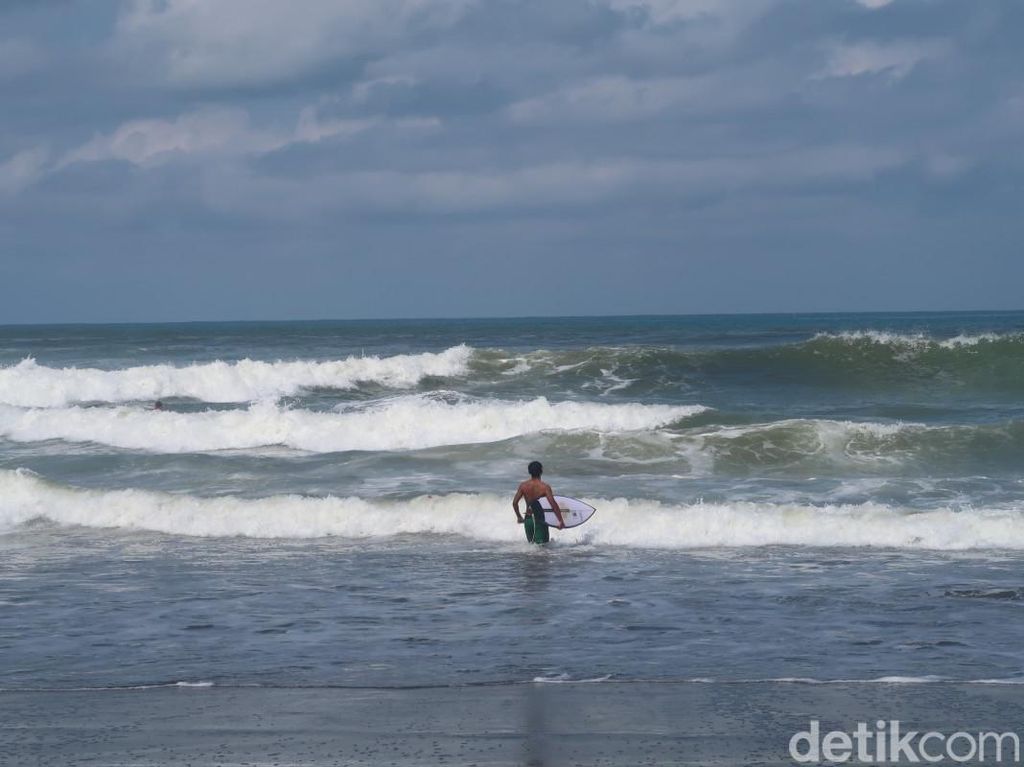 Keseruan Puluhan Peselancar Lomba Surfing di Pantai Parangtritis