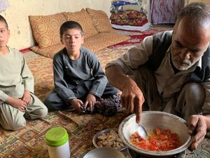 Sisa Roti Basi Buat Rakyat Afghanistan Bertahan Hidup di Bawah Taliban