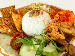 Di Dekat Halte TJ Muara Karang Ada Seafood hingga Nasi Campur Enak
