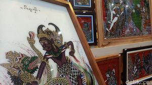 Lukisan Kaca Seniman Bali Ini Tembus Pasar Internasional