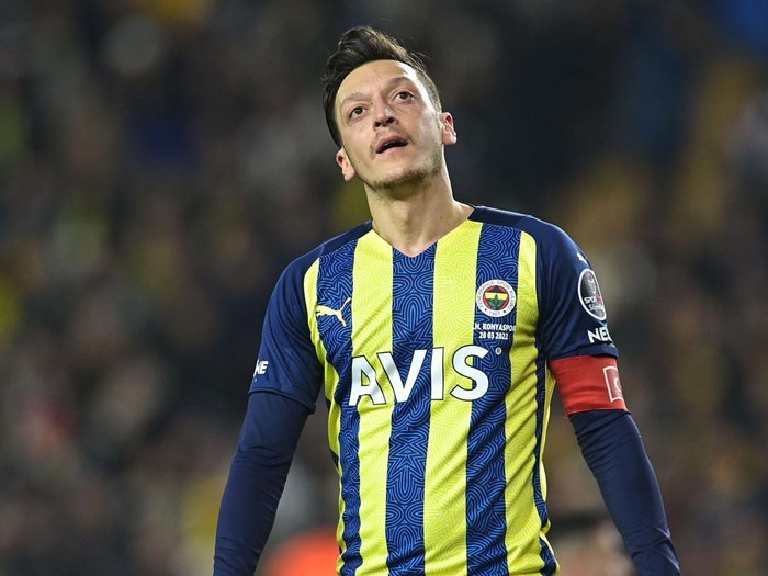 ISTANBUL, TURKEY - MARCH 20: Mesut Ozil of Fenerbahce during the Turkish Super League football match between Fenerbahce and Konyaspor at Sukru Saracoglu Ulker Stadium on March 20, 2022 in Istanbul, Turkey. (Photo by Seskim Photo/MB Media/Getty Images)
