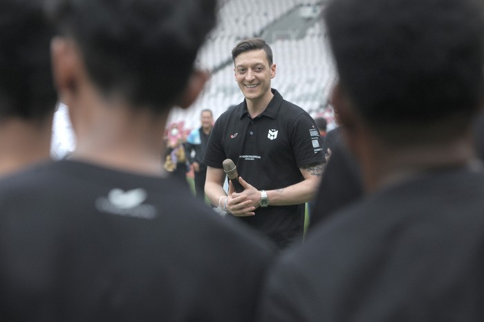 JAKARTA, INDONESIA - MAY 26 : World famous football player Mesut Ozil provides a brief training at the Gelora Bung Karno Main Stadium (SUGBK), Jakarta, Indonesia on May 26, 2020. (Photo by Dasril Roszandi/Anadolu Agency via Getty Images)