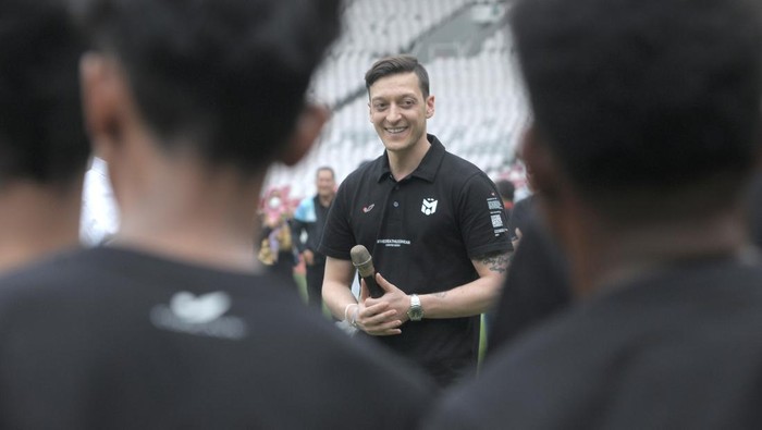 JAKARTA, INDONESIA - MAY 26 : World famous football player Mesut Ozil provides a brief training at the Gelora Bung Karno Main Stadium (SUGBK), Jakarta, Indonesia on May 26, 2020. (Photo by Dasril Roszandi/Anadolu Agency via Getty Images)