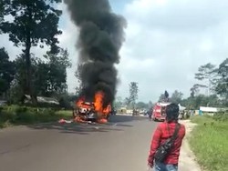 Mobil Wisatawan Asal Indramayu Ludes Terbakar di Subang