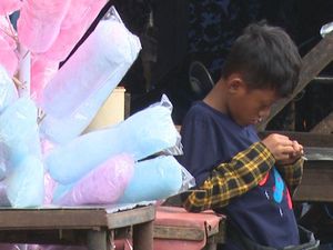 Pahitnya Hidup Bocah Penjual Gulali hingga Pernah Dipalak, Mari Kita Bantu