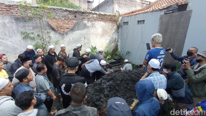 Pemakaman Ahmad Solihin, bobotoh yang tewas di Stadion GBLA