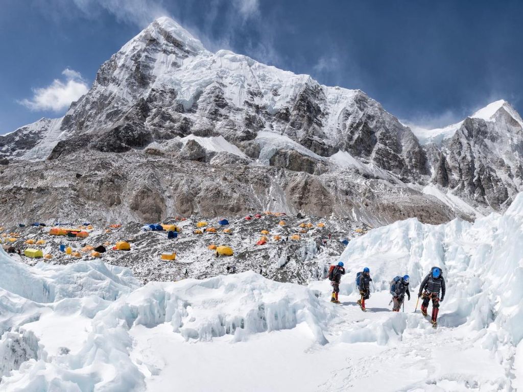 Salah Satu Penyebab Es Everest Mencair: 4.000 Liter Air Seni Pendaki per Hari