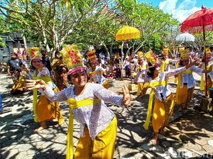 Umat Hindu Banyuwangi Rayakan Kuningan dengan Mengarak Tirta Umat Hindu Banyuwangi Rayakan Kuningan dengan Mengarak Tirta
