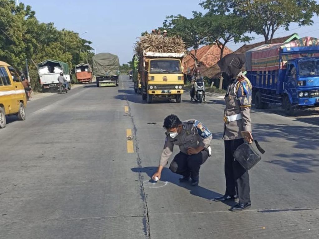 Karyawan Pegadaian Tewas Tertabrak Truk di Pantura Rembang