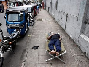 Potret Gabut saat Antre BBM di Sri Lanka