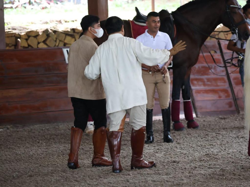 Hadiah Sepatu Berkuda untuk Gibran dan Jan Ethes dari Prabowo
