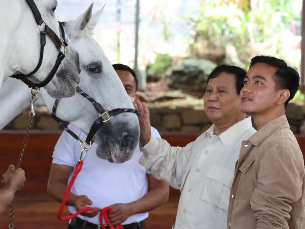 Beda Gaya Jokowi dan Gibran Saat Berkuda Bareng Prabowo di Hambalang