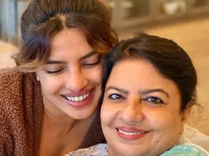 Priyanka Chopra Bagikan Potret Langka Anak dan Ibundanya Priyanka Chopra Bagikan Potret Langka Anak dan Ibundanya