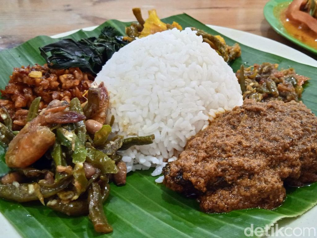 Lamak Bana! Gulai Ikan Kakap dan Rendang di Dekat Halte Pasar Muara Karang Lamak Bana! Gulai Ikan Kakap dan Rendang di Dekat Halte Pasar Muara Karang