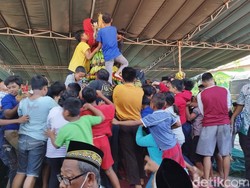 Ratusan Warga Berebut Gunungan Buah Sedekah Bumi Desa Kedanyang Gresik