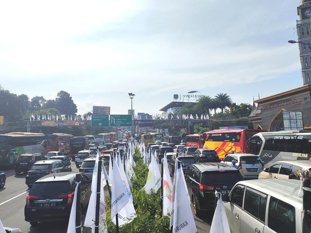 Urai Kepadatan, Polisi Terapkan One Way Arah Puncak Bogor Pagi Ini Urai Kepadatan, Polisi Terapkan One Way Arah Puncak Bogor Pagi Ini