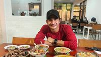 Momen Seru Tengku Tezi Cicip Soto Batok hingga Belalang Goreng