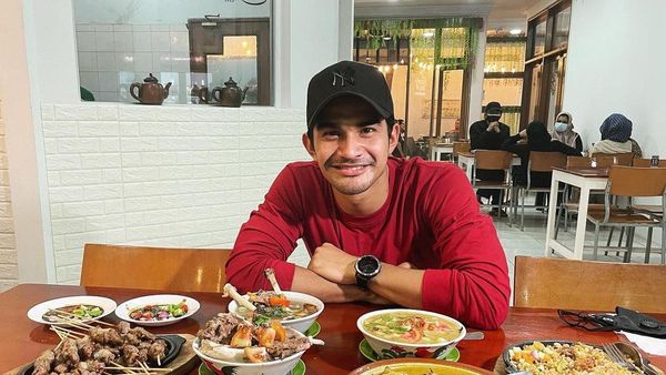 Momen Seru Tengku Tezi Cicip Soto Batok hingga Belalang Goreng