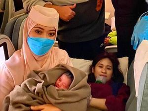 Viral Penumpang Maskapai Brunei Bersalin di Pesawat, Netizen: Anak Langit! Viral Penumpang Maskapai Brunei Bersalin di Pesawat, Netizen: Anak Langit!