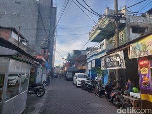 Menyusuri Jejak Eks Lokalisasi Dolly di Kala Malam Menyusuri Jejak Eks Lokalisasi Dolly di Kala Malam