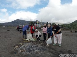 Bersih-bersih Sampah di Bromo Usai Yadnya Kasada 2022