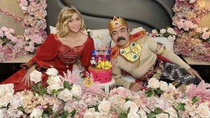 Aksi Kocak Inul Daratista dan Suami Saat Cosplay Jadi Tukang Gorengan