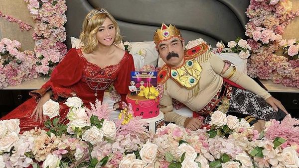 Aksi Kocak Inul Daratista dan Suami Saat Cosplay Jadi Tukang Gorengan