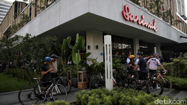 Asyiknya Jalan-jalan ke Sarinah di Akhir Pekan