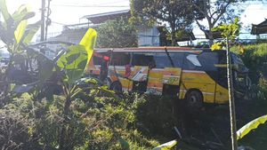 Foto-foto Kecelakaan Maut Bus Tabrak Belasan Kendaraan di Tabanan