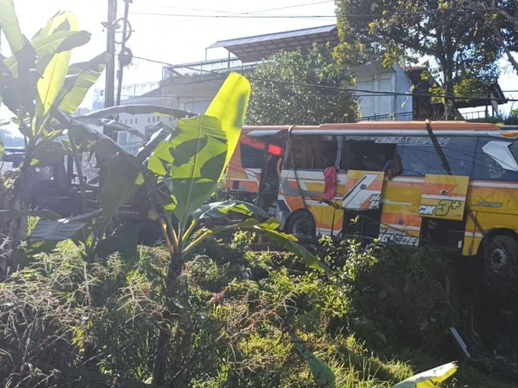 Foto-foto Kecelakaan Maut Bus Tabrak Belasan Kendaraan di Tabanan
