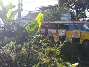 Foto-foto Kecelakaan Maut Bus Tabrak Belasan Kendaraan di Tabanan Foto-foto Kecelakaan Maut Bus Tabrak Belasan Kendaraan di Tabanan