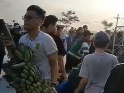 Salut, Bonek Bantu Evakuasi Pikap Muat Pisang Terguling di Tol Jombang