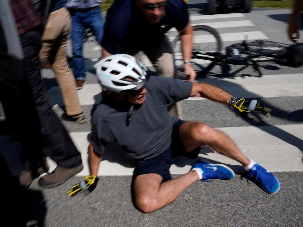 Insiden Jatuh dari Sepeda Tak Bikin Presiden AS Joe Biden Terluka