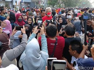 Ganjar Diteraki Warga Halo Presidenku Saat Jalan-Jalan di CFD Solo