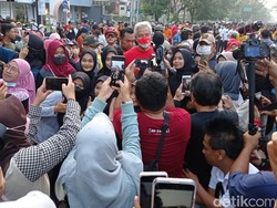 Jalan-jalan di CFD Solo, Ganjar Diteriaki Halo Presidenku