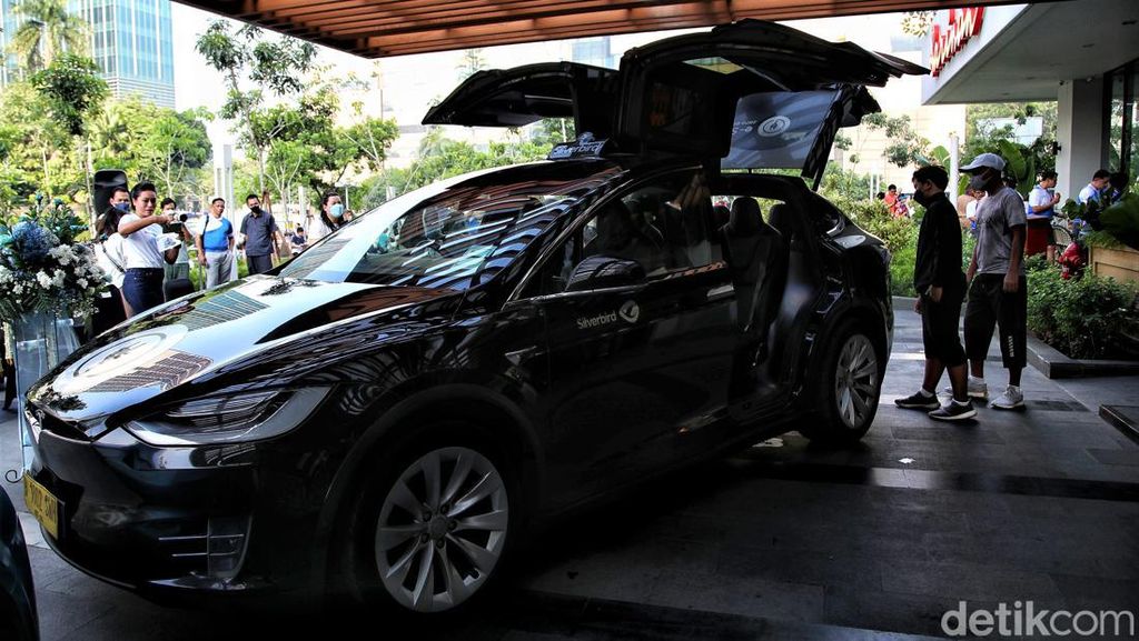 Ini Lho Mobil Listrik Tesla Blue Bird yang Mejeng di Sarinah
