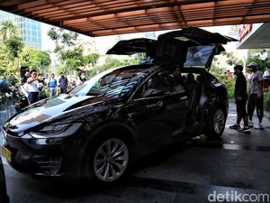 Ini Lho Mobil Listrik Tesla Blue Bird yang Mejeng di Sarinah