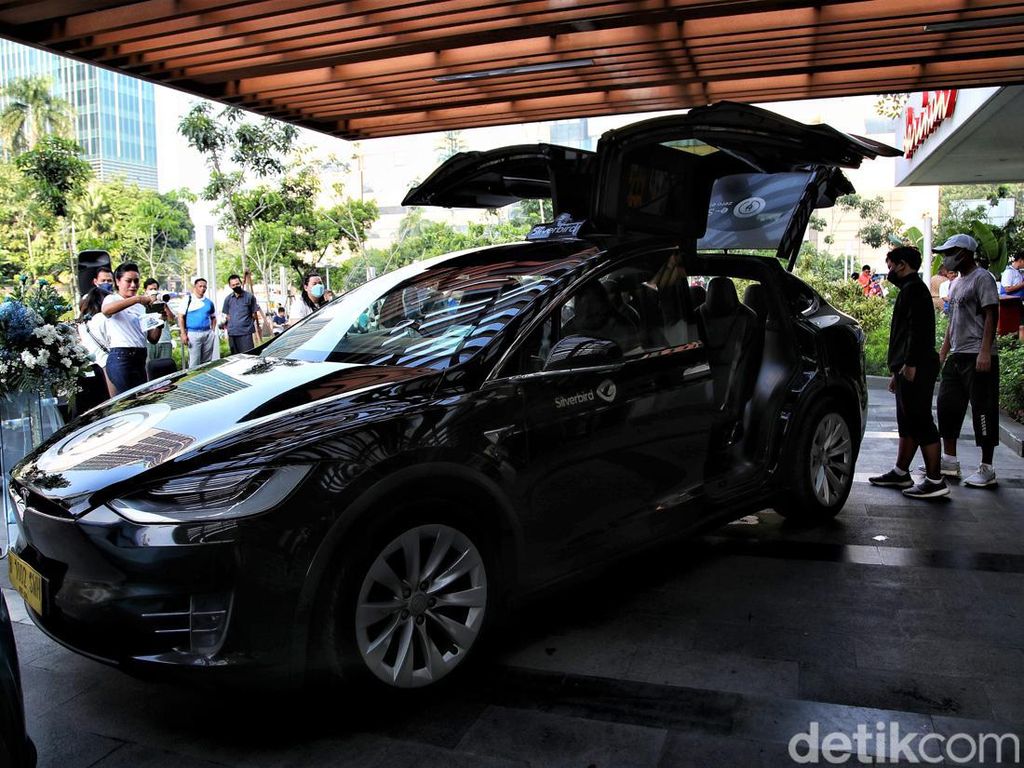 Ini Lho Mobil Listrik Tesla Blue Bird yang Mejeng di Sarinah Ini Lho Mobil Listrik Tesla Blue Bird yang Mejeng di Sarinah