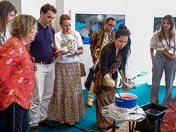 Shopee Ajak Warga Paris Ikut Keseruan Membatik Lewat Java in Paris