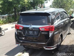 Pecah Ban, Mobil Innovva Nangkring di Tengah Pembatas Jalan