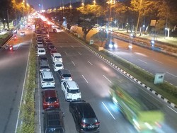 Macet Jl Benyamin Sueb Teurai, Mobil Pengunjung PRJ Parkir di Tepi Jalan