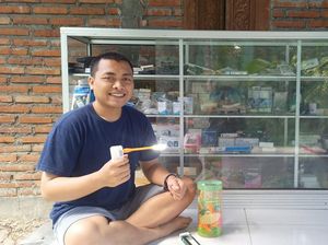 Wayan Agus, Pedagang Asongan di Karangasem Sukses Raih Gelar Doktor Wayan Agus, Pedagang Asongan di Karangasem Sukses Raih Gelar Doktor